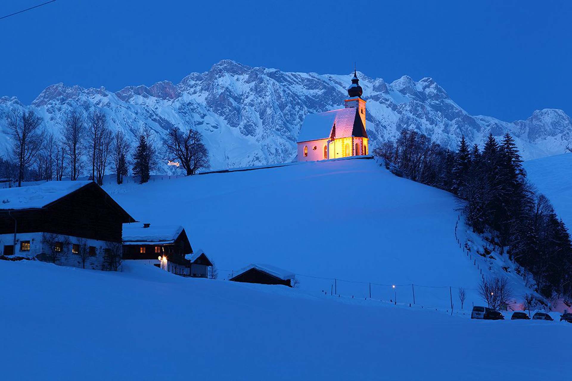 Wildbach-Lodge-Advent_Dienten_Kirche im Winter in der Dämmerung